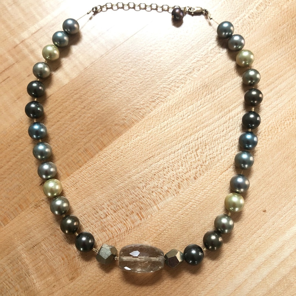 Thick pearl necklace with glass bead